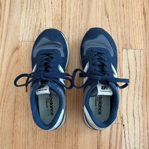 New Balance 574 Men's (Women’s size 6.5) Navy Sneakers